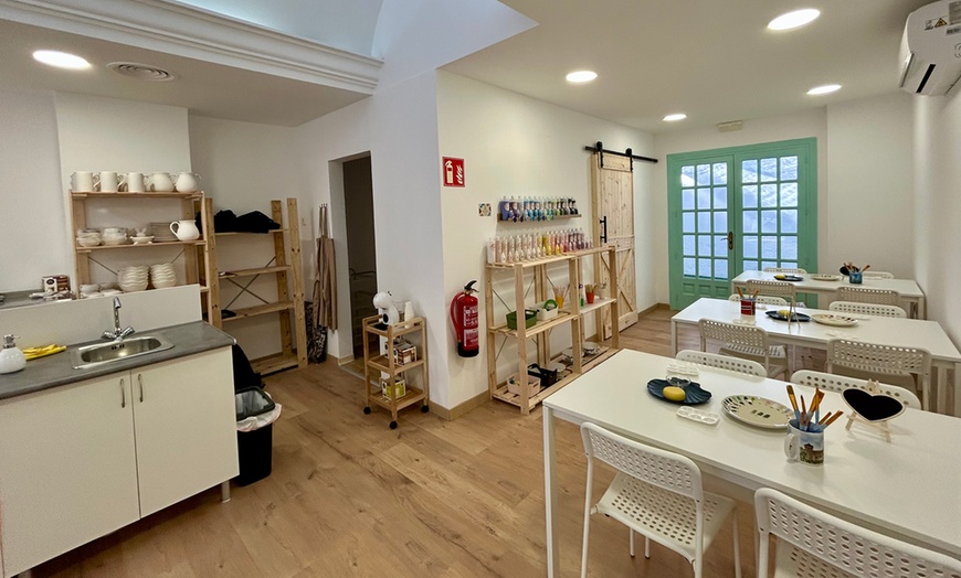 Image 8: Talleres de pintura en cerámica con opción a bebida para 1 o 2