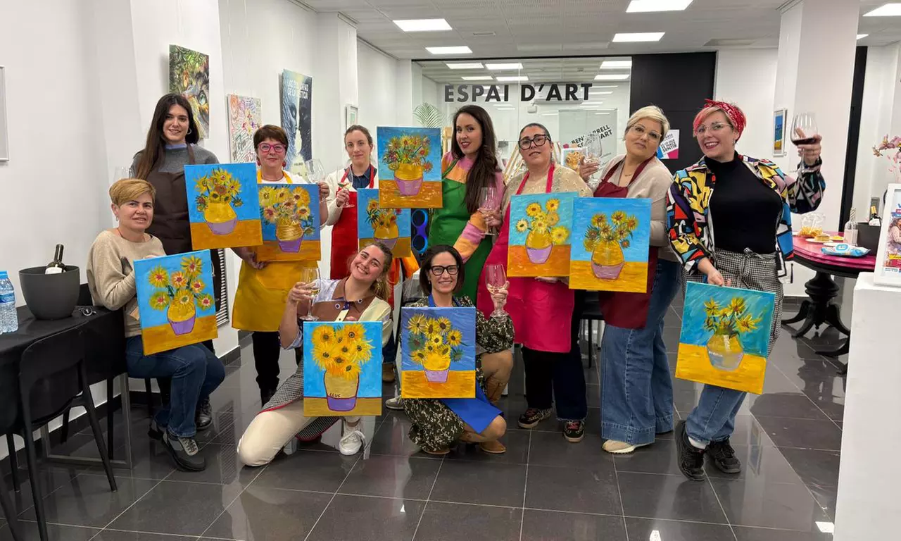 Pinta tu cuadro con vino ilimitado: taller de pintura para 1 o 2 pax