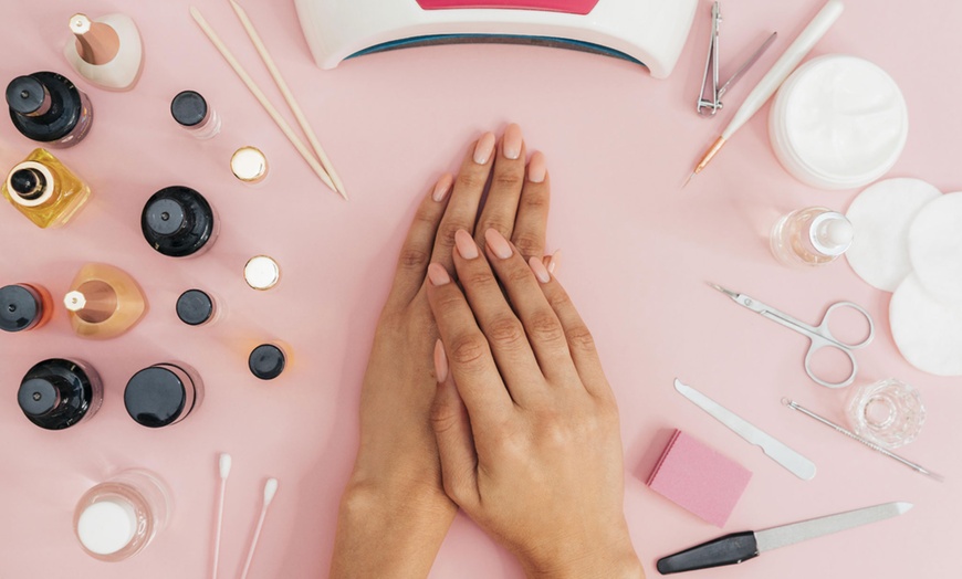 Image 8: Manicura, pedicura o ambas con esmaltado normal o semipermanente