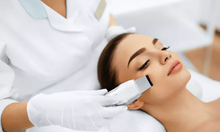 Limpieza facial con máscara LED