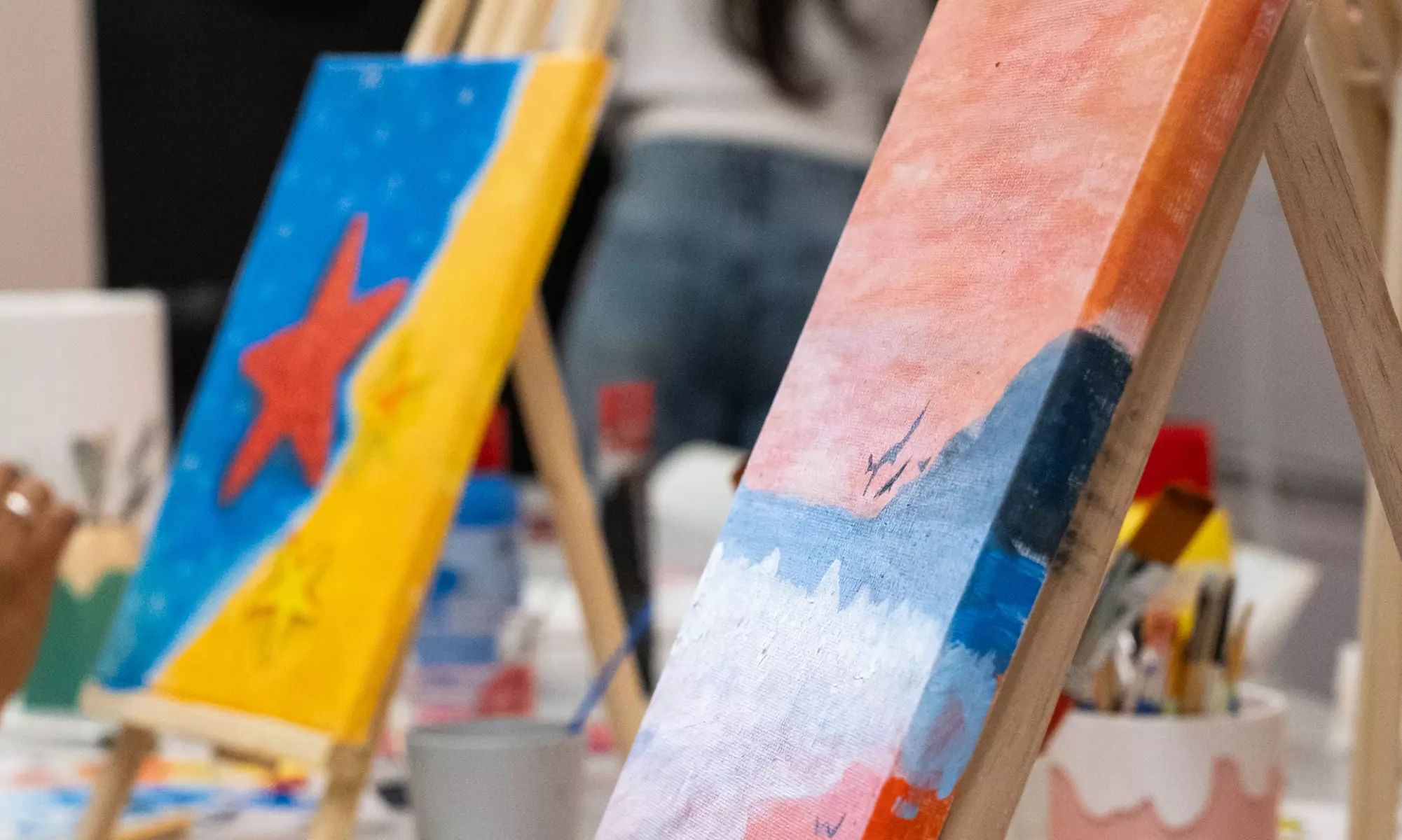 Taller para 1 o 2: pintura de cuadro o tote bag, o clase de maquillaje