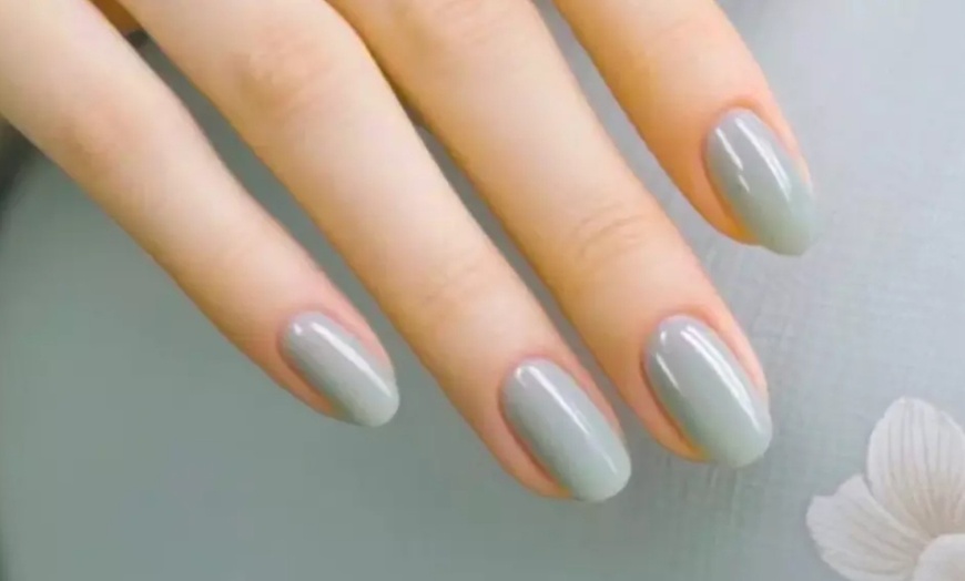 Image 2: Pose de vernis semi-permanent ou beauté des ongles au choix