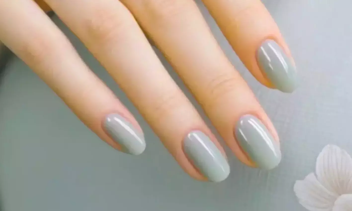 Pose de vernis semi-permanent ou beauté des ongles au choix