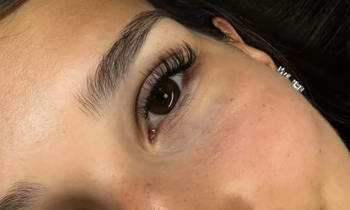 Wimpern- und/oder Augenbrauen-Lifting inkl. Färben für 1 Person