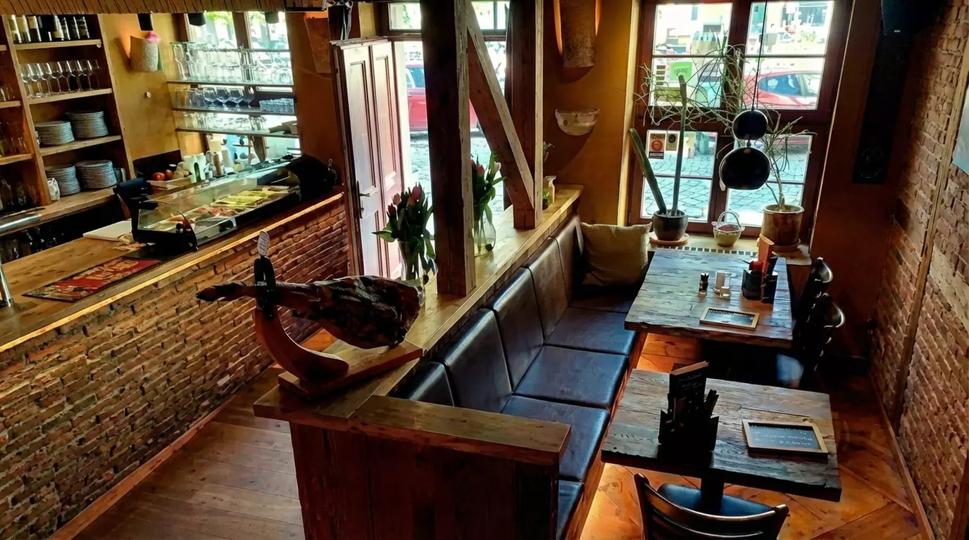 Premium-Tapas nach Wahl inklusive Salsa und Brot