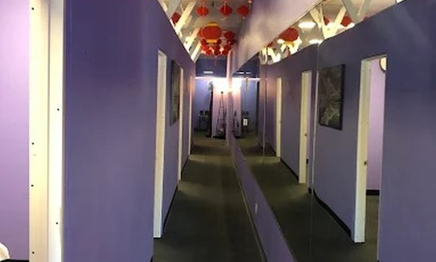 Image 2: Single/Couples Massage with Hot Oil & Essential Oil or Hot Stones