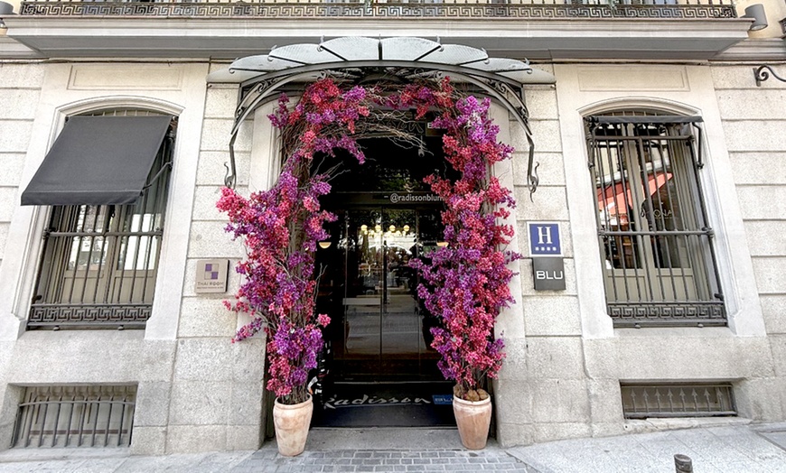 Image 5: 2 o 4 Aperol con tabla de ibéricos y queso o ensaladilla rusa a elegir 