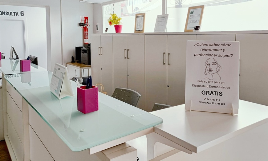 Image 4: Hollywood peel facial con láser Picosure, skin scrubber y vitaminas