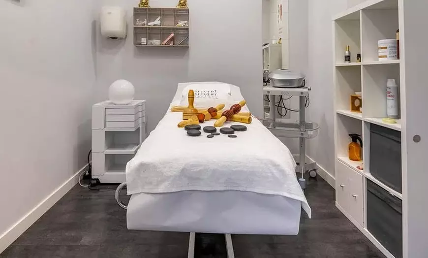 Image 3: Manicura y/o pedicura a elegir o primera puesta de uñas con gel
