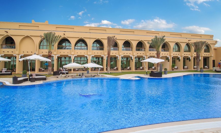 Image 1: Abu Dhabi: 1- or 2-Night 4* Stay with Breakfast