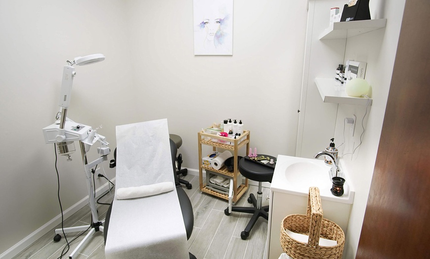 Image 2: Reveal Radiant Skin With HydraFacial, LED Light Therapy, & Perk Boost