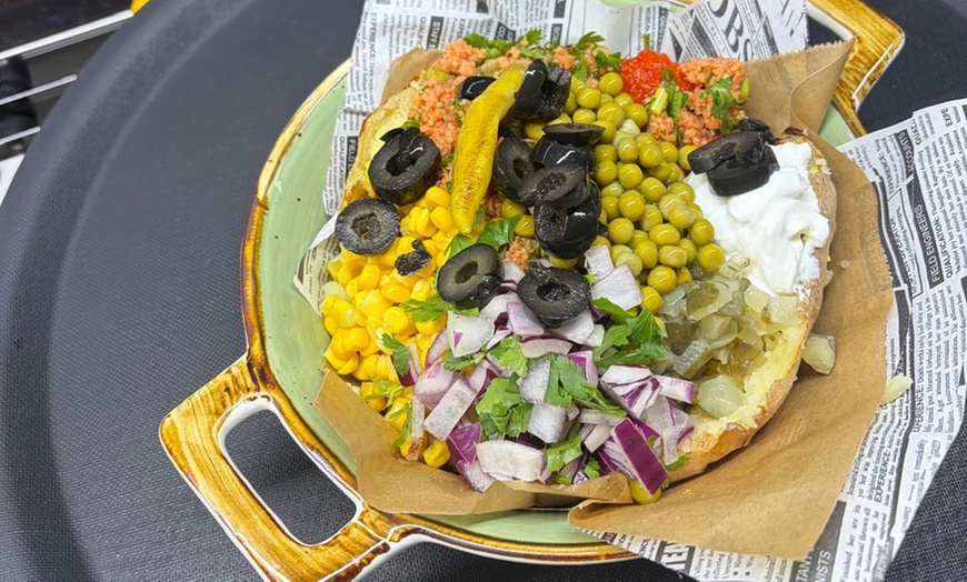 Image 6: Gefüllte Patata (Kumpir) mit Topings inkl. Getränk für 1 - 4 Personen