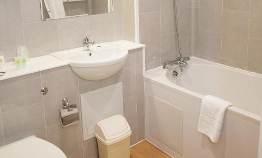 Image 6: 4* London: Standard Double Room Stay with Breakfast