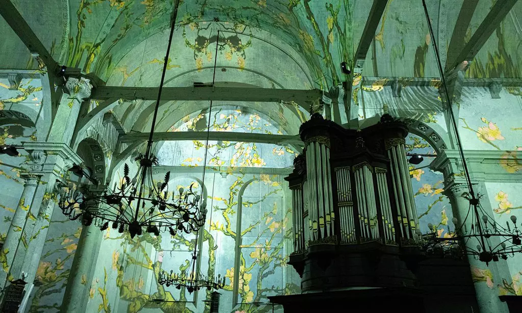 Licht en beeld brengen Van Gogh en Rembrandt samen in de Noorderkerk