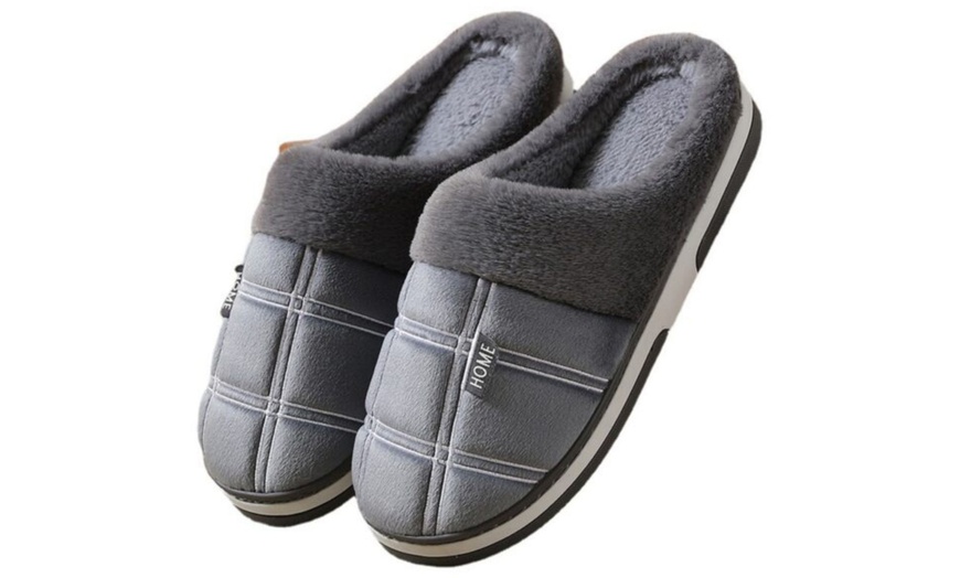 Image 5: Pair of Winter Warm Men’s Oversized Slippers