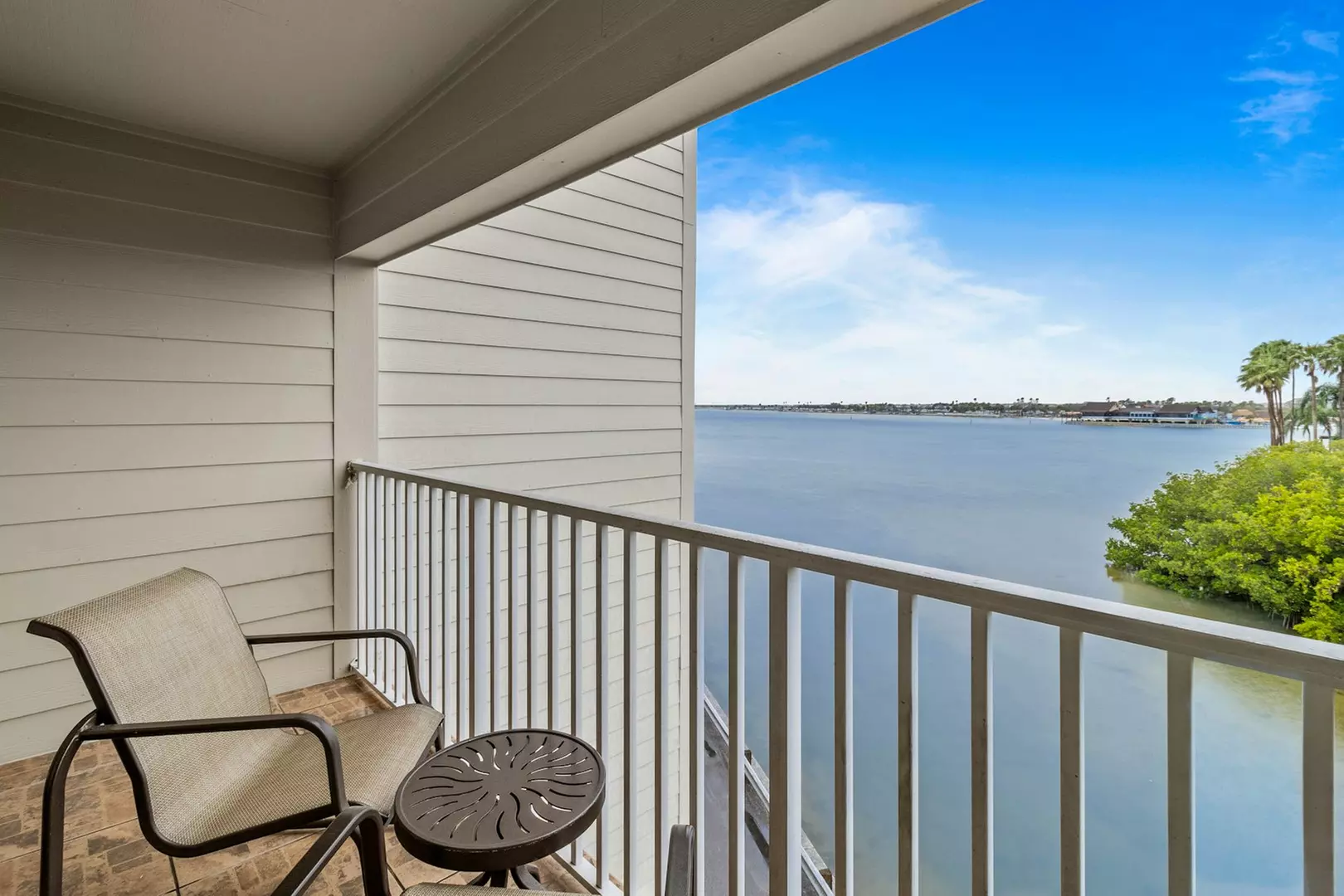 Sailport Waterfront Suites: Your Gateway to Bayside Serenity
