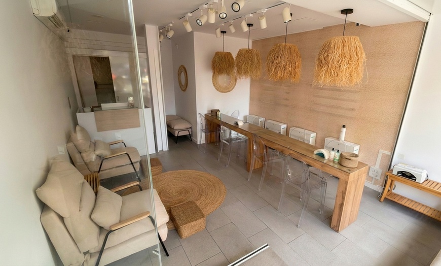 Image 5: Uñas acrílicas con opción a decoración y masaje de manos para 1