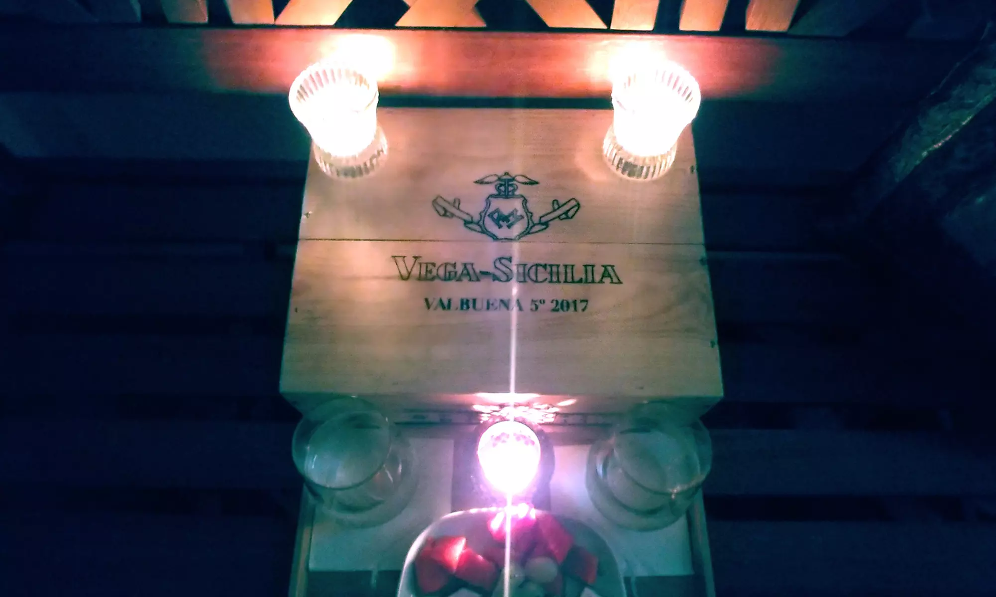 Ritual oriental en pareja con cava y bombones en barrio de Salamanca