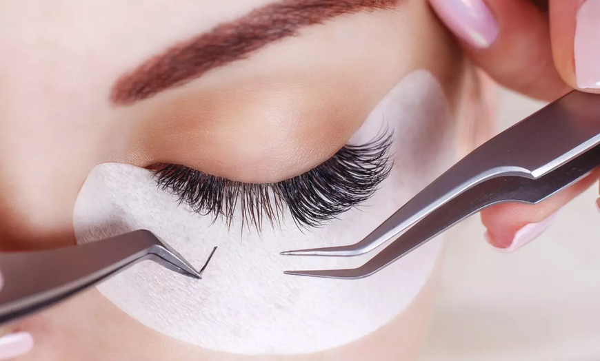 Image 1: Jusqu'à 44% de remise sur Extensions des cils chez La Belle