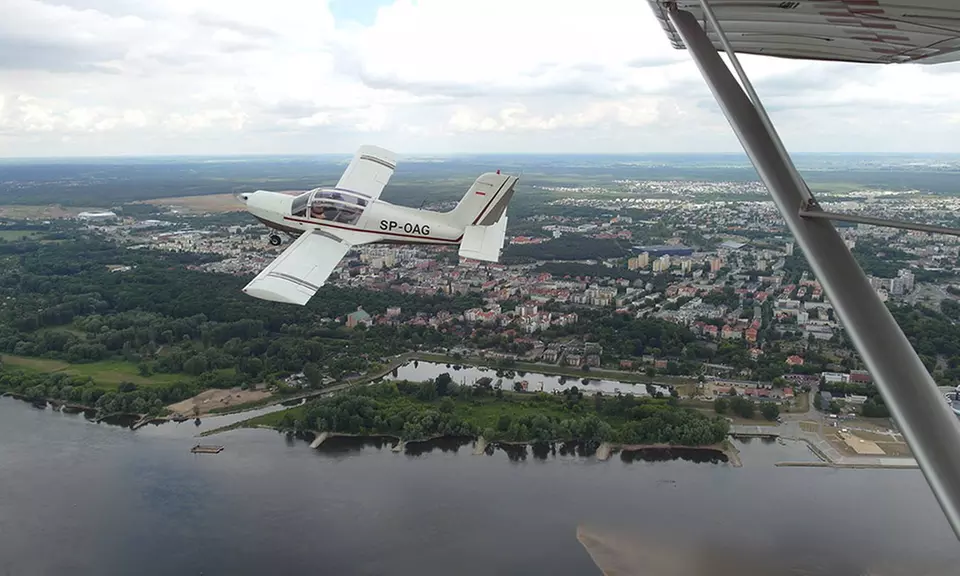 Niezapomniane przeżycie: lot z adrenaliną, szkolenie pilota i więcej