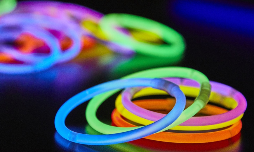 Image 10: 100 Glow Sticks with Connectors