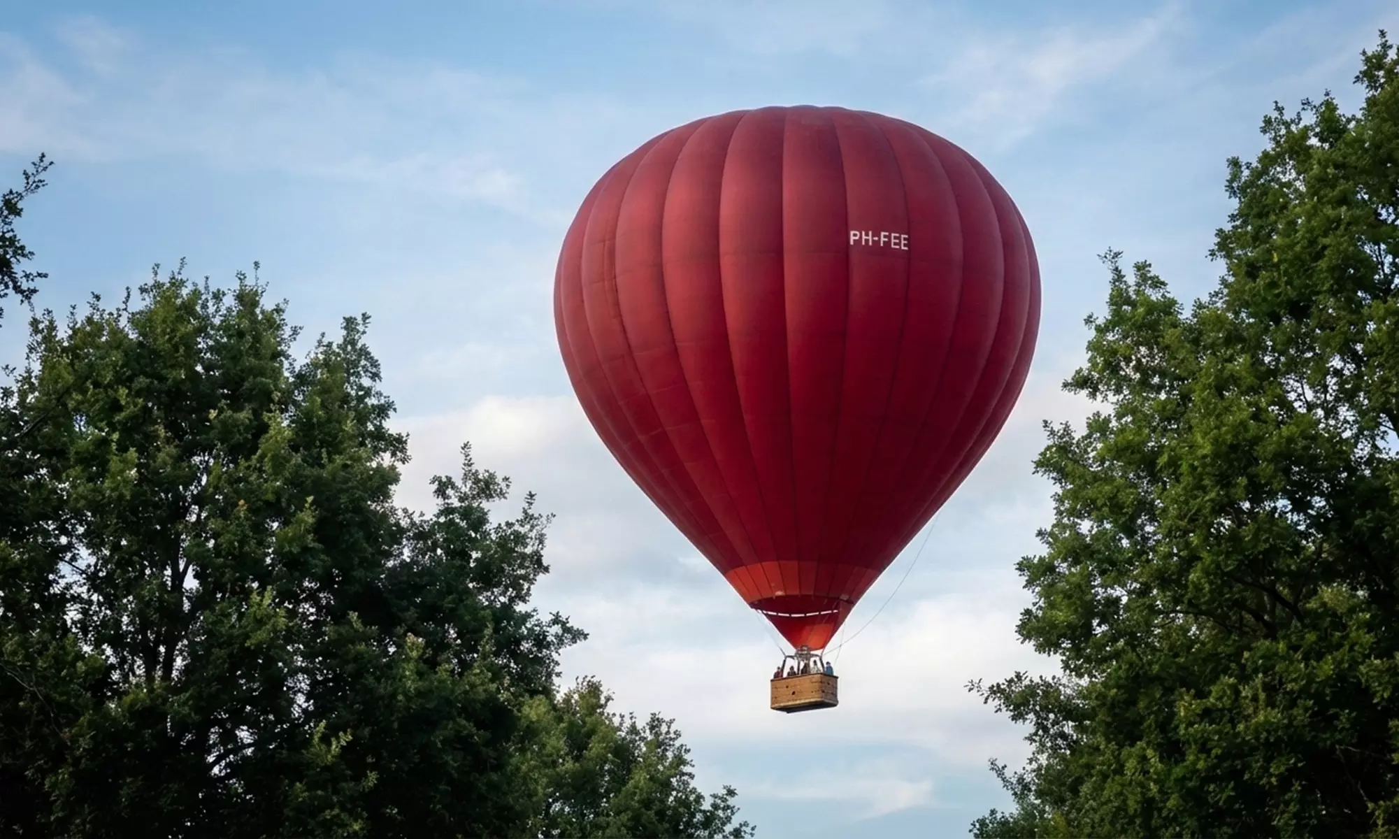 Exclusieve belevenis: onvergetelijke ballonvaart boven prachtige Nederlandse landschappen incl. drankje en certificaat - Primary Image
