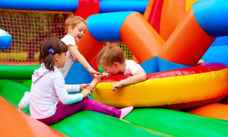 Image 4: Entrada al circuito de hinchables Crazy Warriors del 17 al 25 de abril