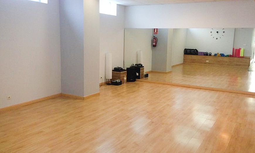 Image 2: Clases dirigidas en el gimnasio exclusivo para mujeres Woman Fitness