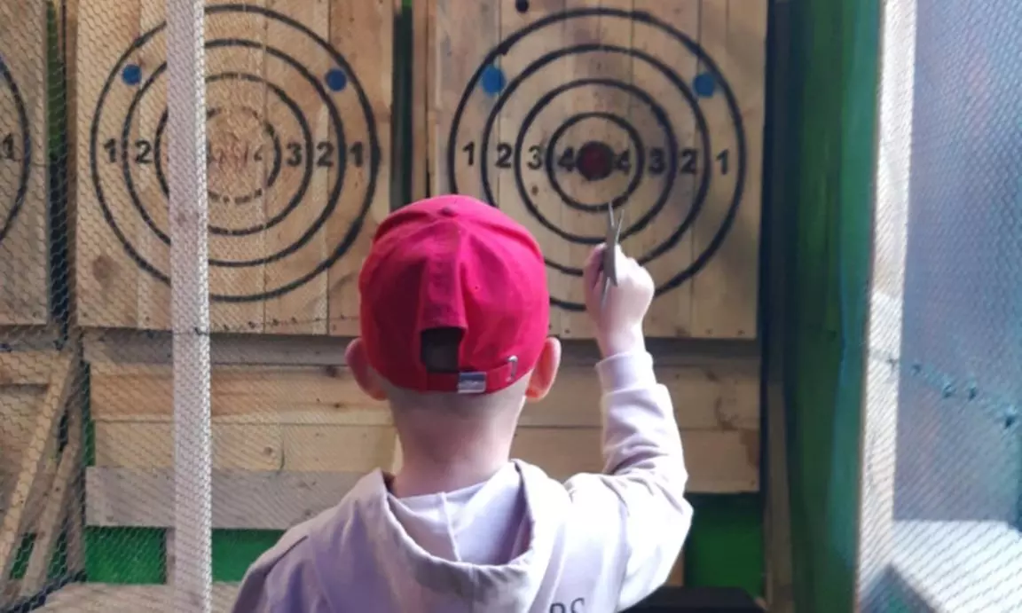 Rzucaj siekierkami, nożami i shurikenami: 60 lub 90 minut adrenaliny