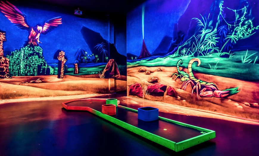 Image 2: Interaktives 3D-Minigolf-Erlebnis für 2-4 Personen