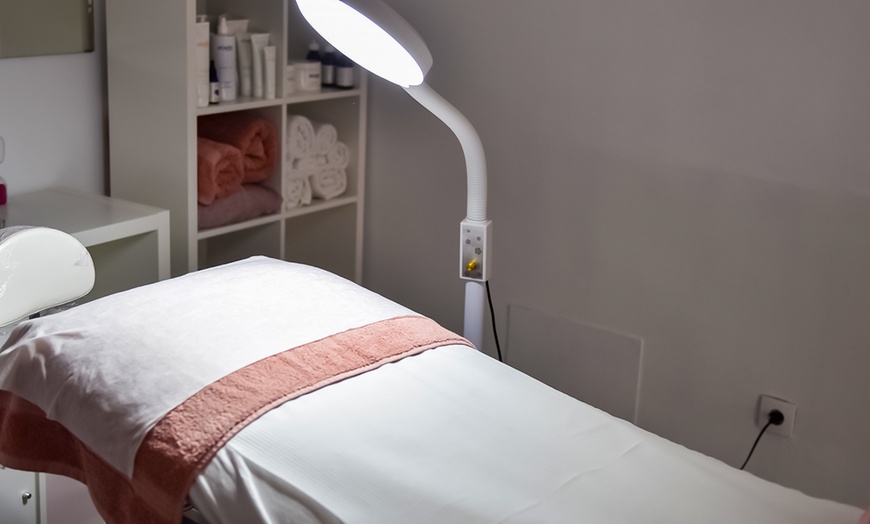 Image 2: Masaje relajante o de descarga con duración a elegir para 1 persona 