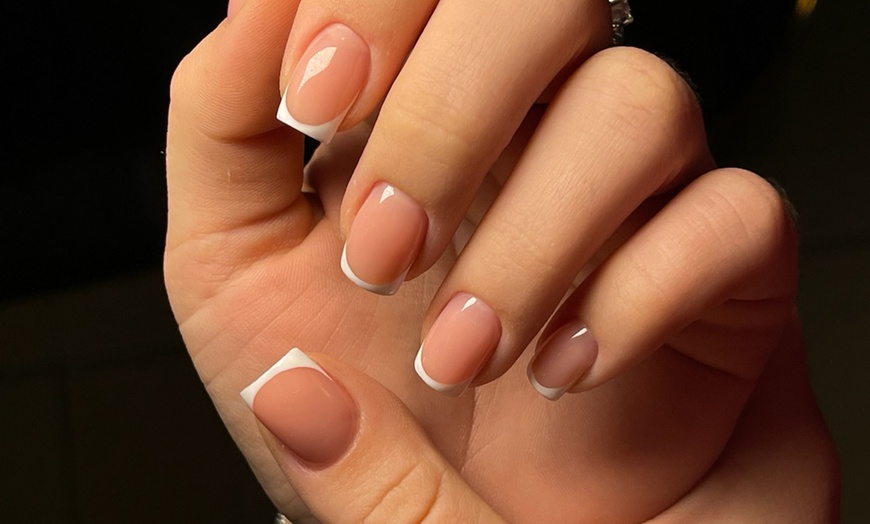 Image 2: Manicure i pedicure hybrydowy z opcjonalnym opracowaniem stóp