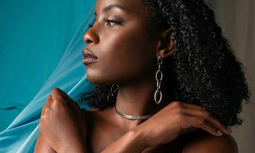 Image 3: The Essential Portrait Experience with 1 Look or 2 Looks and 5 Images