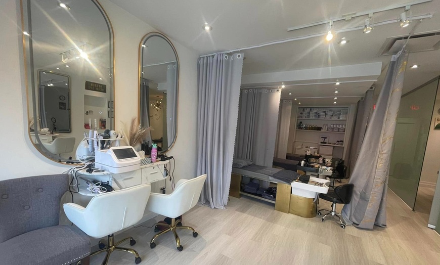 Image 3: Luxury Head Spa for 1 or 2 w/Massage on Neck & Scalp + Mini-Facial