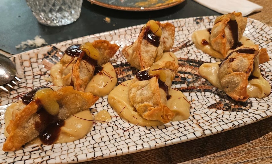 Image 31: Menú mediterráneo con postre y bebida o botella de vino para 2 o 4