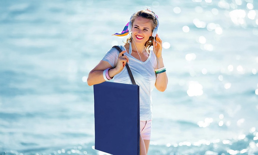 Image 4: Set de 2 matelas imperméable et pliable pour plage ou piscine