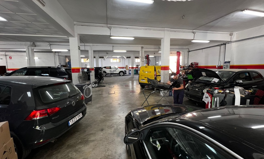 Image 7: Paga 49€ y obtén un descuento de 400€ en servicio de pintura de coche 