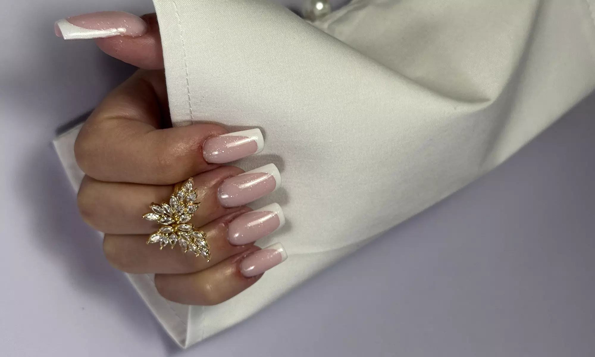 Manicure i pedicure hybrydowy dla pięknych dłoni i stóp