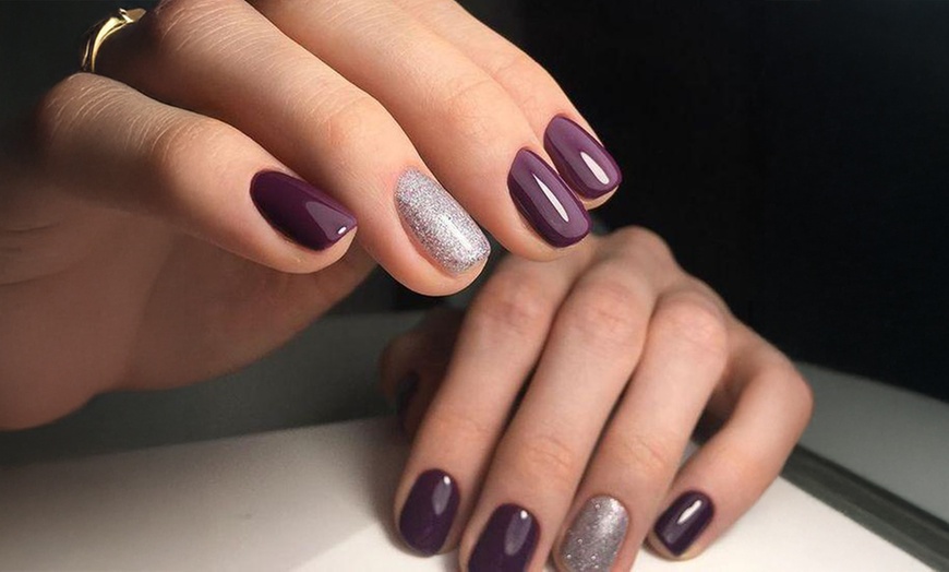 Image 5: Sesión de manicura y/o pedicura con esmaltado normal o semipermanente