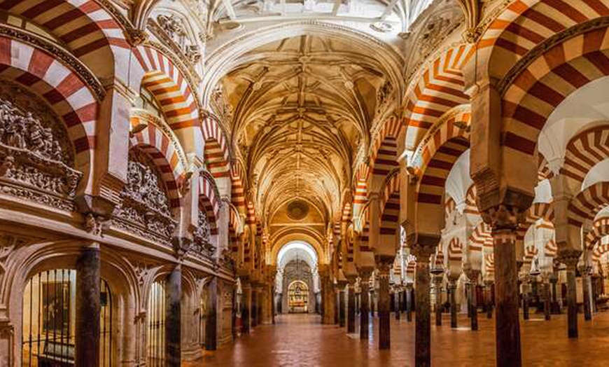Image 3: Escapada por España: caja regalo para 2 con hotel a elegir y desayuno