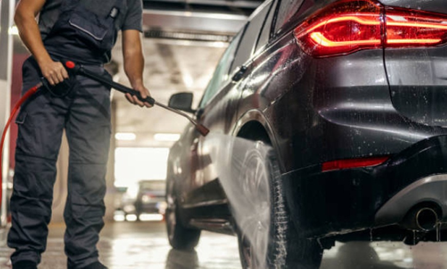 Image 1: Limpieza básica, intermedia o prémium para SUV o monovolumen