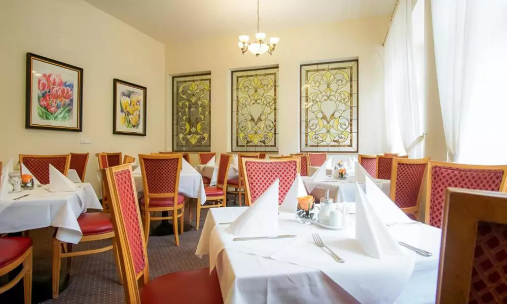 Karlsbad: Doppelzimmer mit Halbpension und Wellness