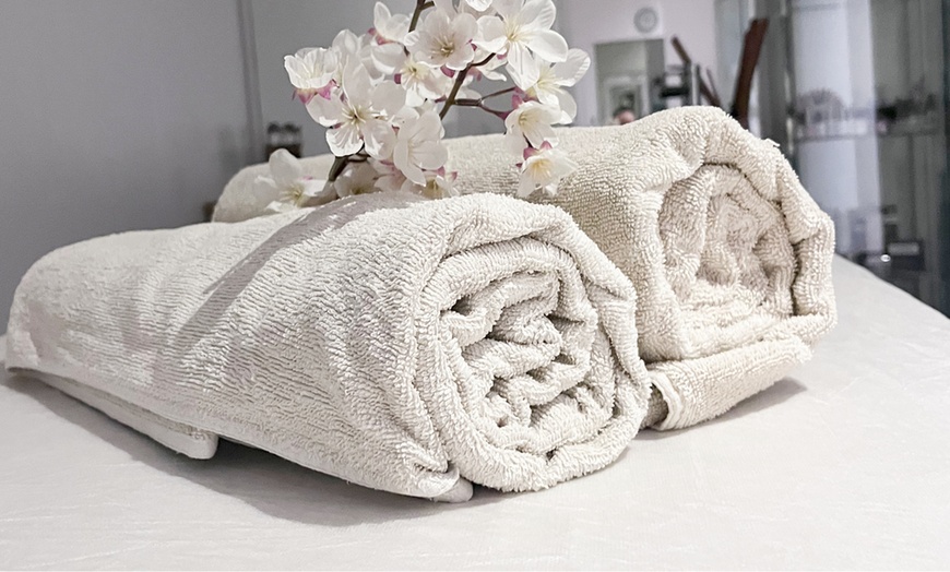 Image 4: Ritual romántico para 2: masaje relajante con cava o zumo y chocolate 