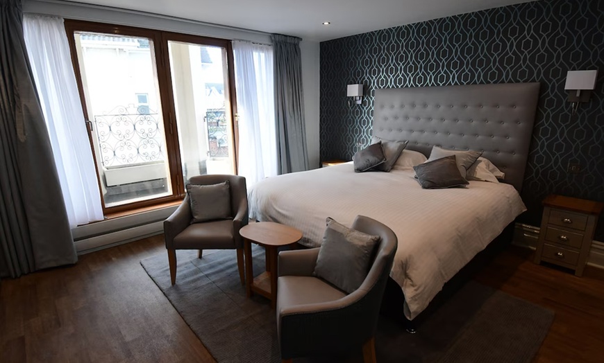 Image 2: Bournemouth: Stay with Breakfast, Tea, Coffee, Cake & Bottle Prosecco	