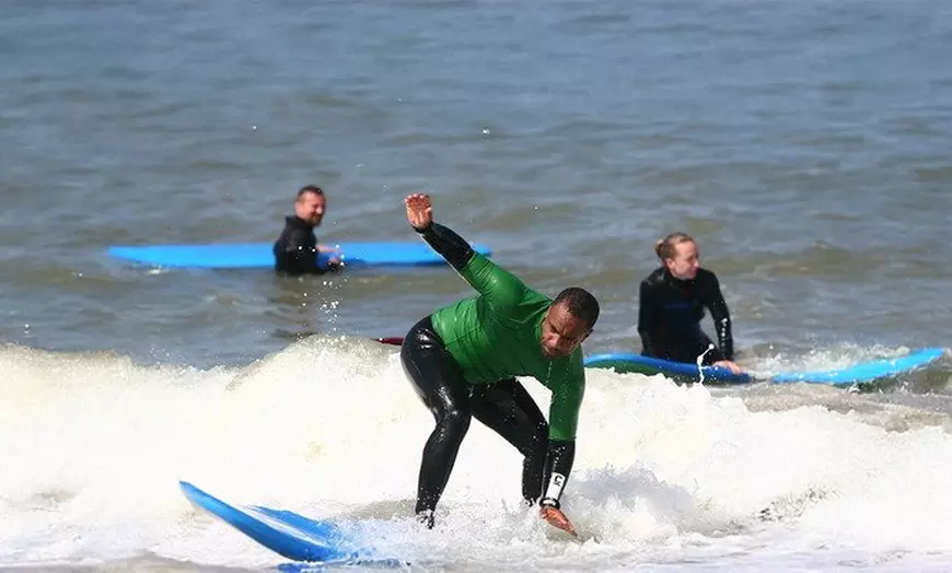 Image 1: Pak je eerste golf: 4 uur surfles en surfen inclusief materiaal