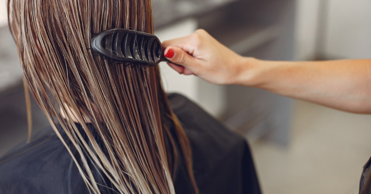 Servicio de peluquería con alisado y tratamiento antiencrespamiento en Murcia