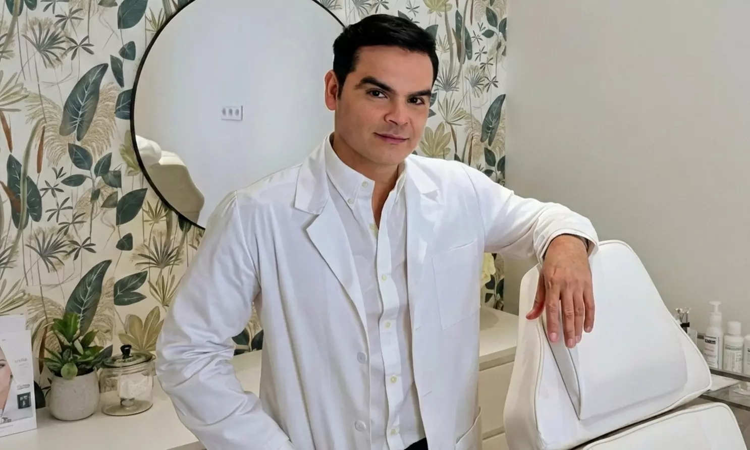 Tratamiento reafirmante inyectado en tercio superior facial y retoque