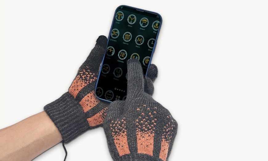 Image 4: USB Heated Touchscreen Knitted Gloves