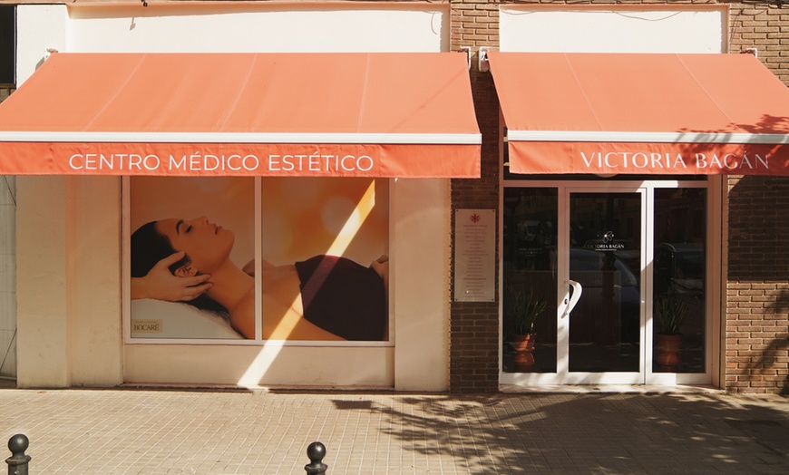 Image 11: Higiene facial con microdermoabrasión y Kobido o lifting facial