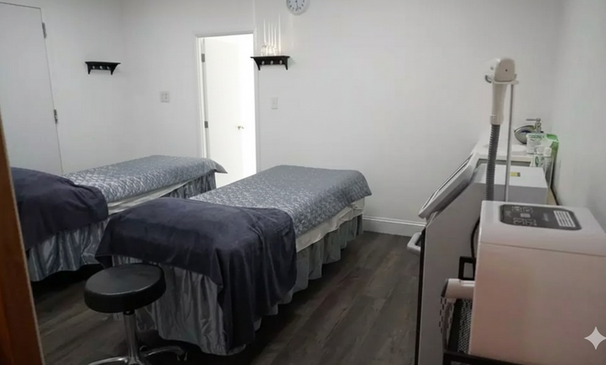 Image 2: Hot-Stone Full-Body Massage with Organic Aromatherapy in Hauppauge